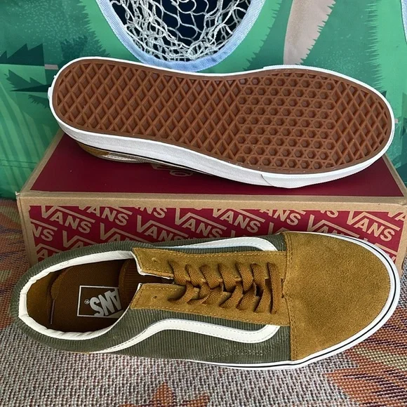 Vans Men’s Old Skool
Mini Cord Green/Brown
VN000ZNIT20A
Sneakers
 Corduroy - Picture 2 of 16
